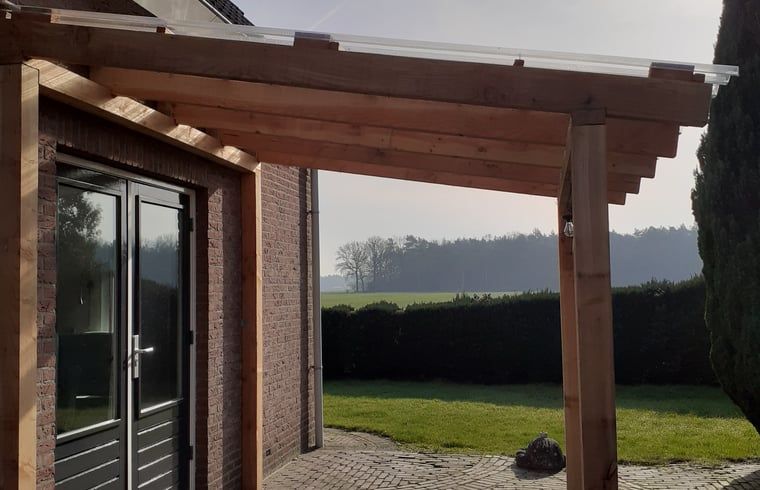Ueberdachte Veranda des Ferienhauses in Rheezerveen mit Blick auf die Felder, Region Vecht, Overijssel.
