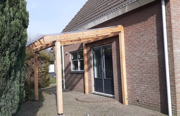 Hoelzerne Pergola am Eingang des Ferienhauses in Rheezerveen, Vechtstreek, Overijssel.