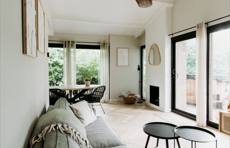 Comfortabele woonkamer in Vakantiehuisje in Rheezerveen, Vechtstreek, Overijssel.