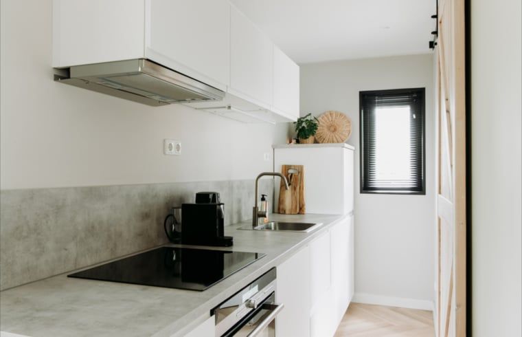 Moderne keuken in Vakantiehuisje in Rheezerveen, Vechtstreek, Overijssel.