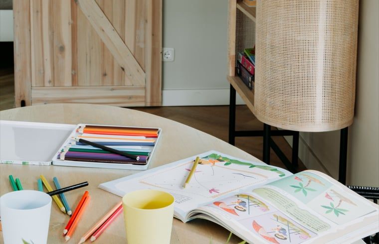 Kleuren en tekenen in Vakantiehuisje in Rheezerveen, Vechtstreek, Overijssel.