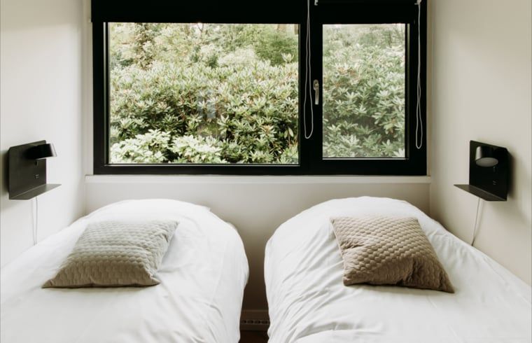 Tweepersoonskamer met uitzicht in Vakantiehuisje in Rheezerveen, Vechtstreek, Overijssel.