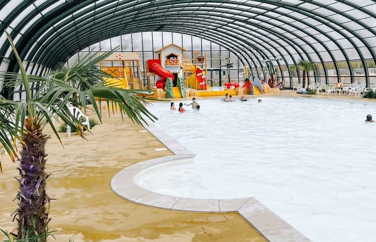 Overdekt zwembad nabij Vakantiehuisje in Rheezerveen, Vechtstreek, Overijssel.