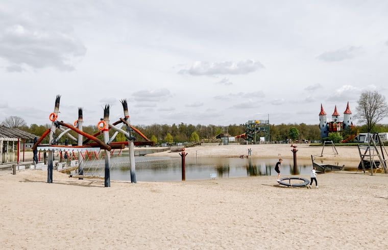 Speelstrand bij Vakantiehuisje in Rheezerveen, Vechtstreek, Overijssel.