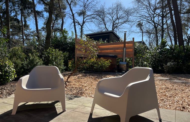 Zithoek in de tuin van Vakantiehuisje in Rheezerveen, Vechtstreek, Overijssel.