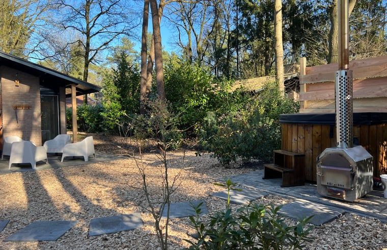 Rustgevende tuin bij Vakantiehuisje in Rheezerveen, Vechtstreek, Overijssel.