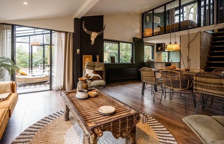 Offener Wohn- und Essbereich im Ferienhaus in Rheezerveen, Vechtstreek, Overijssel mit viel natuerlichem Licht.