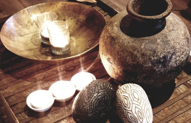 Atmosphaerische Details im Ferienhaus in Rheezerveen, Vechtstreek, Overijssel mit Kerzen und dekorativen Elementen.