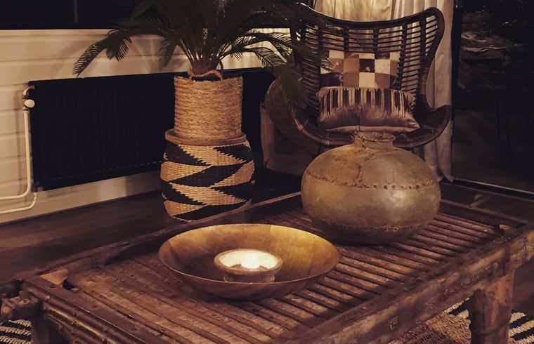 Gemuetliche Sitzecke im Ferienhaus in Rheezerveen, Vechtstreek, Overijssel mit stimmungsvoller Beleuchtung und Dekoration.