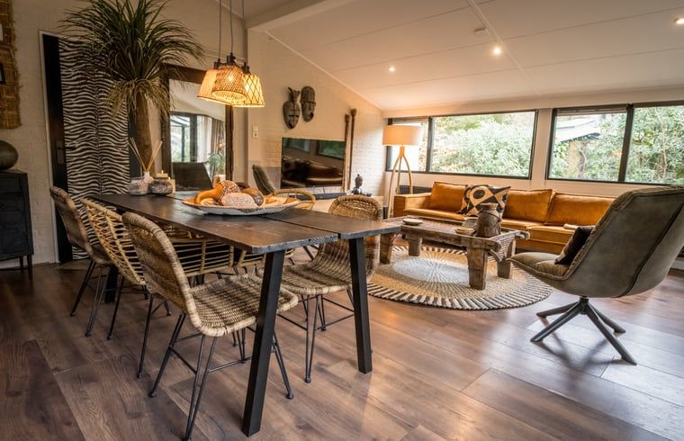 Esszimmer im Ferienhaus in Rheezerveen, Vechtstreek, Overijssel mit Korbstuehlen und einem grossen Holztisch.