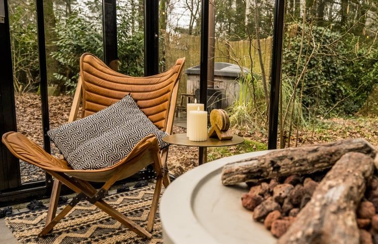 Gemuetliche Leseecke im Wintergarten des Ferienhauses in Rheezerveen, Vechtstreek, Overijssel mit Blick in den Garten.