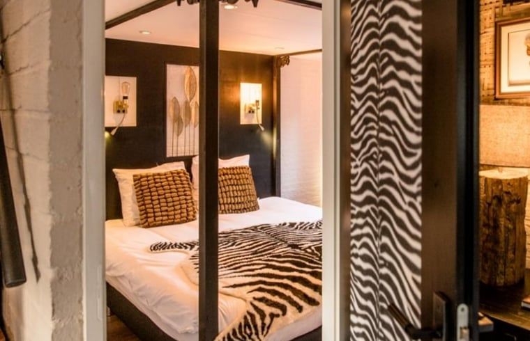 Luxurioeses Schlafzimmer im Ferienhaus in Rheezerveen, Vechtstreek, Overijssel mit bequemem Bett und stilvoller Einrichtung.