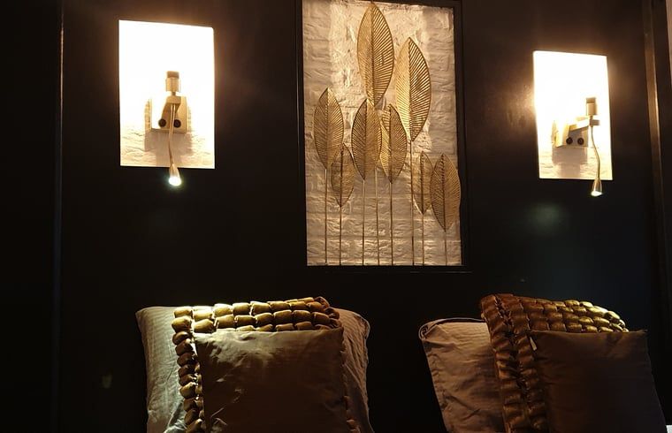 Stimmungsvolle Nachttischbeleuchtung im Ferienhaus in Rheezerveen, Vechtstreek, Overijssel mit modernen Wandleuchten.