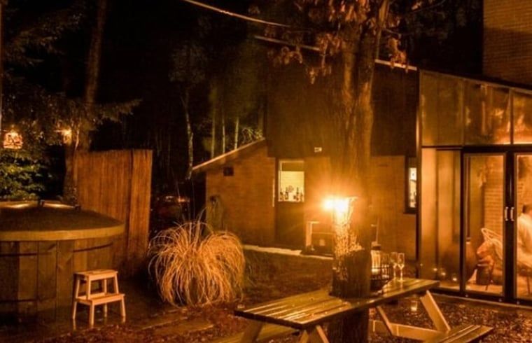 Aussenbeleuchtung und Atmosphaere am Abend im Ferienhaus in Rheezerveen, Vechtstreek, Overijssel.