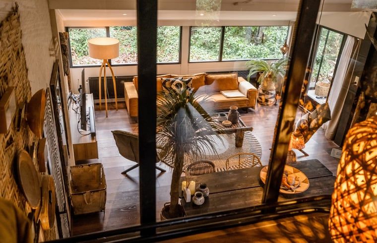 Uebersicht des Wohnzimmers im Ferienhaus in Rheezerveen, Vechtstreek, Overijssel mit warmer Einrichtung.