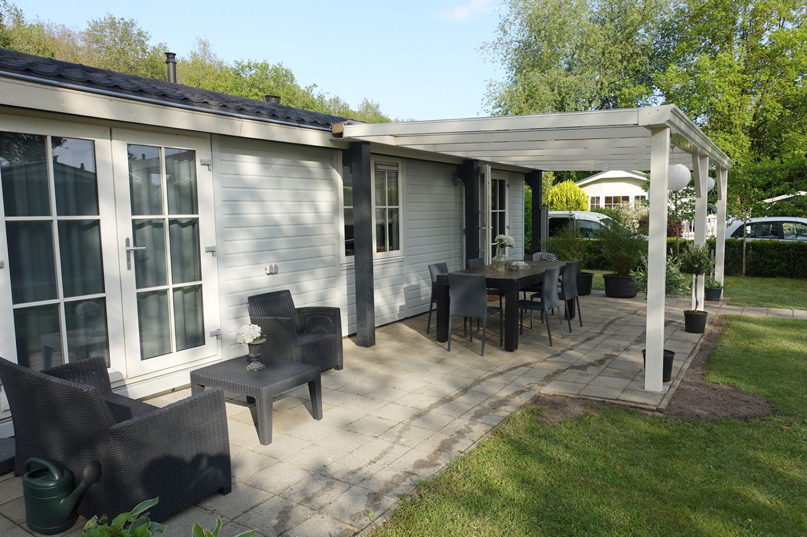 Geniessen Sie die laendliche Umgebung im Ferienhaus OV649 in Rheezerveen, Vechtstreek, Overijssel mit grasenden Kuehen in der gruenen Landschaft.