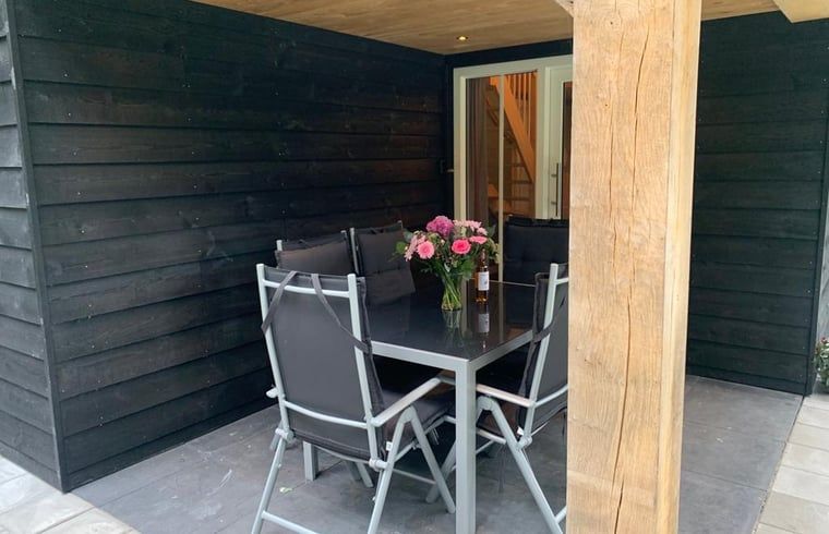 Covered sitting area at cottage in Marienberg, perfect for relaxing in the Vecht region, Overijssel.