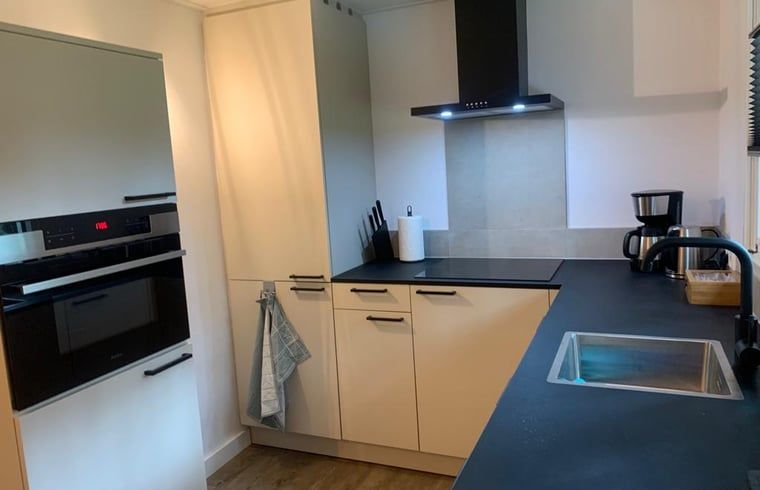 Modern kitchen in cottage in Marienberg, ideal for cooking in the Vecht region, Overijssel.