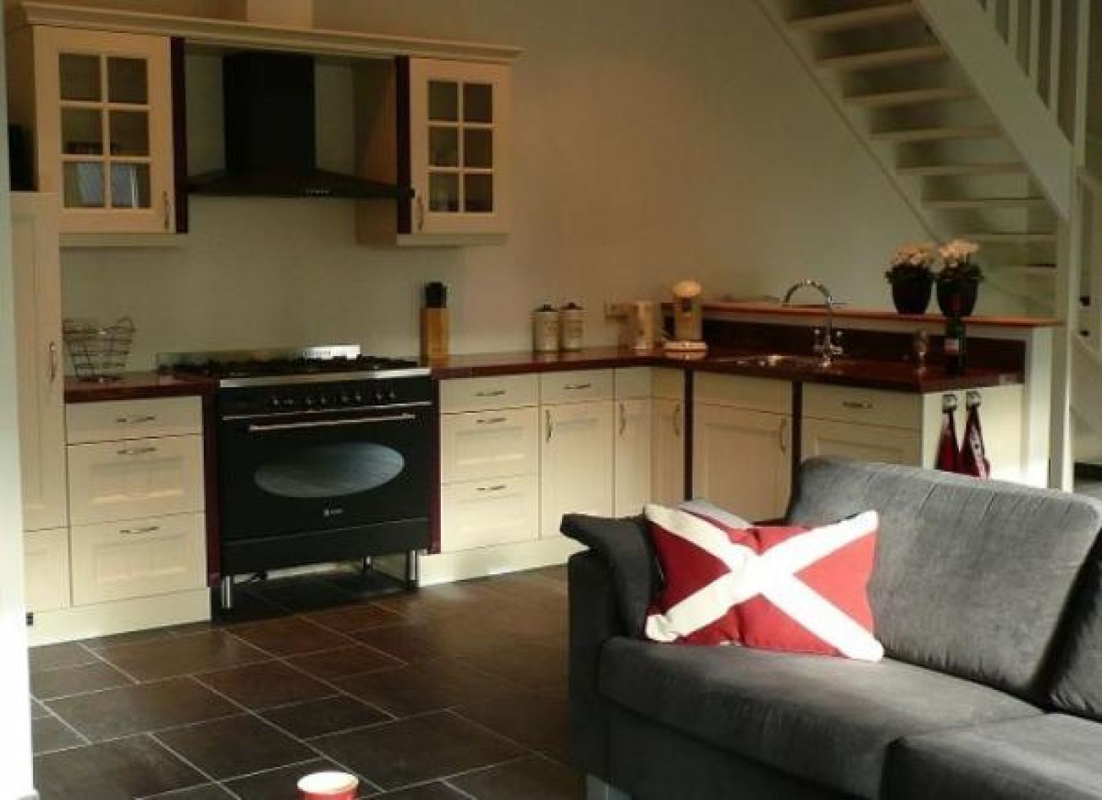 Slaapkamer met rood dekbedovertrek in vakantiehuis OV250, Stegeren-Ommen, Vechtstreek, Overijssel.