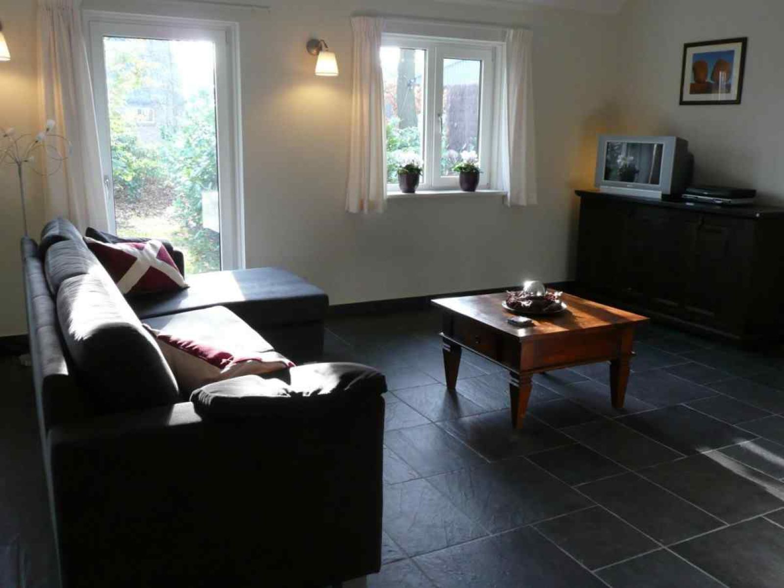 Achtertuin met picknicktafel bij vakantiehuis OV250, Stegeren-Ommen, Vechtstreek, Overijssel.