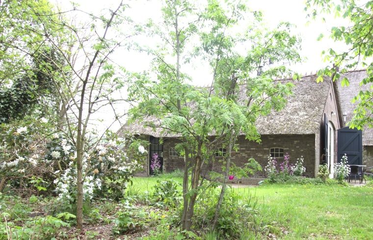 Ferienhaus in Arrien (Ommen), umgeben von einem ueppigen Garten, Region Vecht, Overijssel.