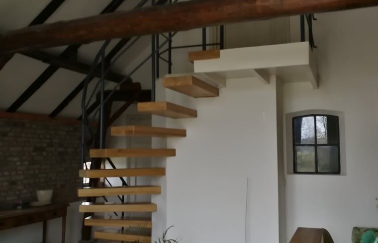 Modernes Treppenhaus im Ferienhaus in Arrien (Ommen), stilvolle Einrichtung, Region Vecht, Overijssel.