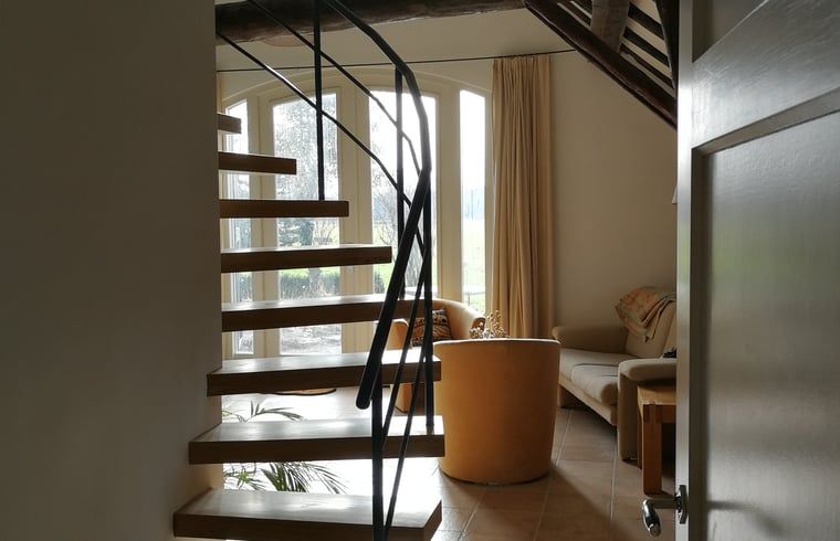 Helles Wohnzimmer im Ferienhaus in Arrien (Ommen) mit moderner Treppe, Region Vecht, Overijssel.
