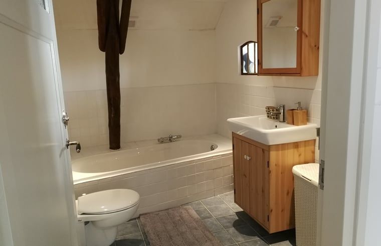 Badezimmer im Ferienhaus in Arrien (Ommen) mit Badewanne, Vechtstreek, Overijssel.
