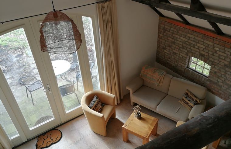 Gemuetliche Sitzecke im Ferienhaus in Arrien (Ommen) mit Blick auf die Terrasse, Region Vecht, Overijssel.