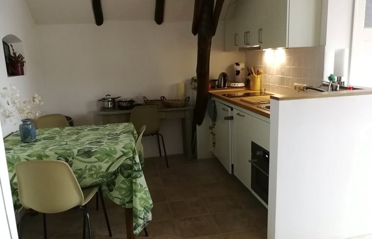 Essecke im Ferienhaus in Arrien (Ommen) mit gruenen Akzenten, Region Vecht, Overijssel.