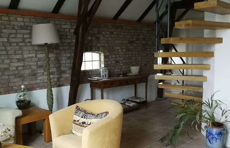 Stilvolles Wohnzimmer im Ferienhaus in Arrien (Ommen) mit Backsteinwand, Region Vecht, Overijssel.