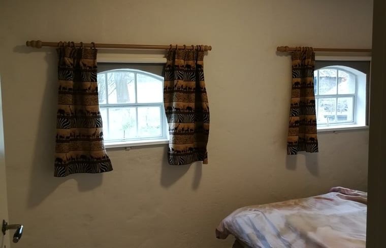 Schlafzimmer im Ferienhaus in Arrien (Ommen) mit gemuetlichen Vorhaengen, Vechtstreek, Overijssel.