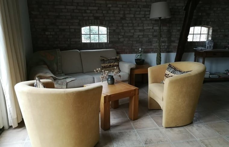 Gemuetliche Sitzecke im Ferienhaus in Arrien (Ommen) mit warmen Farbtoenen, Vechtstreek, Overijssel.