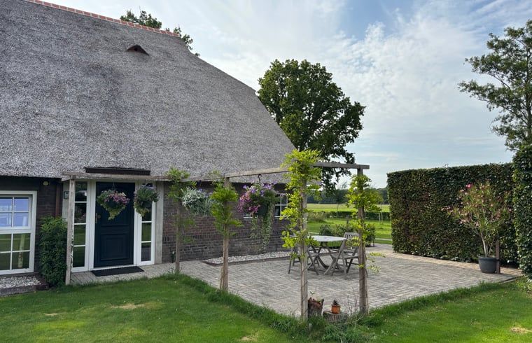 Ferienhaus in Arrien mit schoener Terrasse und gruener Umgebung, gelegen in der Region Vecht, Overijssel.