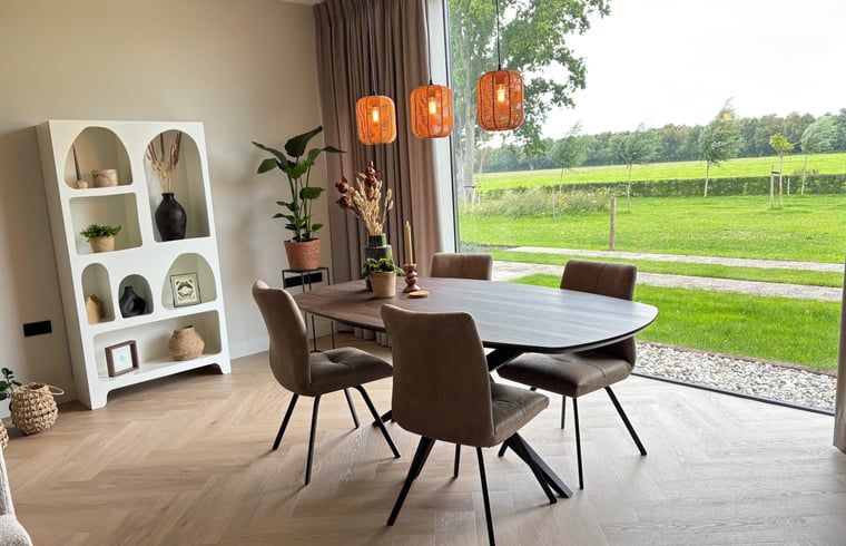 Stilvolles Esszimmer mit Blick auf die Natur im Ferienhaus in Arrien, Vechtstreek, Overijssel.