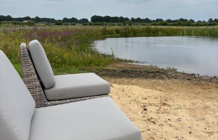 Entspannende Plaetze am Wasser im Ferienhaus in Giethmen, Region Vecht, mit ruhiger Natur in Overijssel.