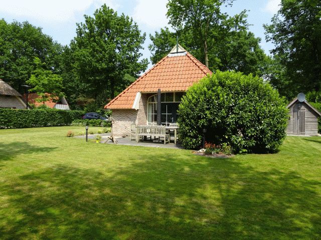 AA-Reestryck vakantiehuis in IJhorst, Overijssel omgeven door groene natuur en ruime tuin, ideaal voor een ontspannen verblijf.