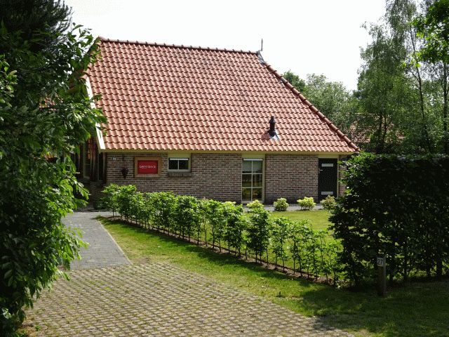 AA-Reestryck vakantiehuis in IJhorst, Noordwest Overijssel, met charmante bakstenen gevel en groene tuin, perfect voor natuurliefhebbers.