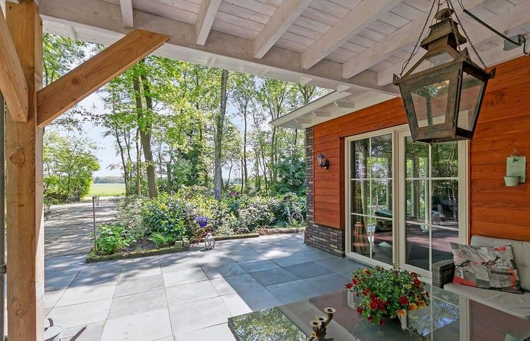 Zonnig terras met uitzicht op de natuur bij Vakantiehuis in Bergentheim, Vechtstreek, Overijssel.