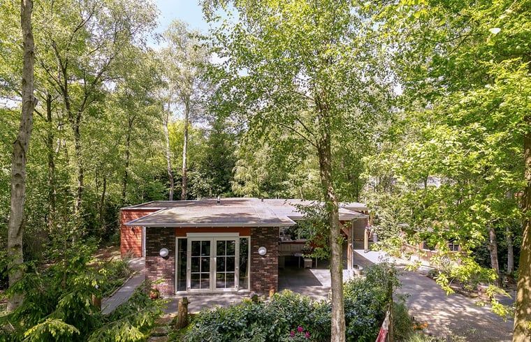 Voorzijde van Vakantiehuis in Bergentheim met groene omgeving in de Vechtstreek, Overijssel.