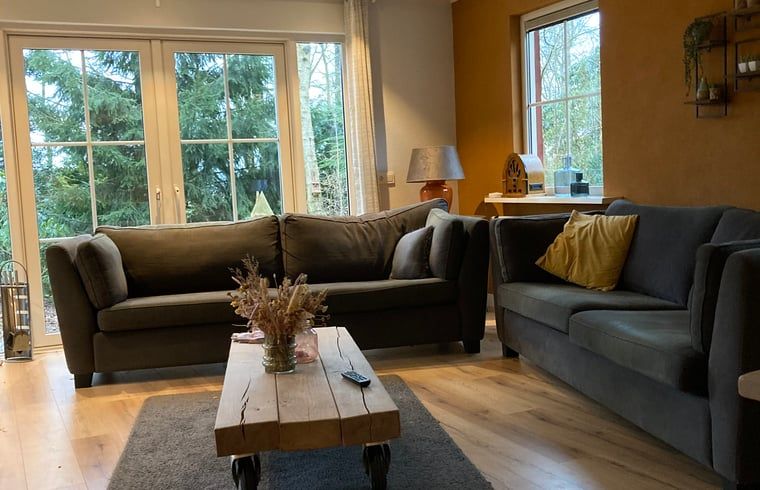 Gezellige woonkamer van Vakantiehuis in Bergentheim met uitzicht op de natuur in de Vechtstreek, Overijssel.