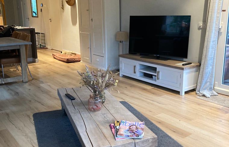 Moderne woonkamer met tv in Vakantiehuis in Bergentheim, gelegen in de Vechtstreek, Overijssel.