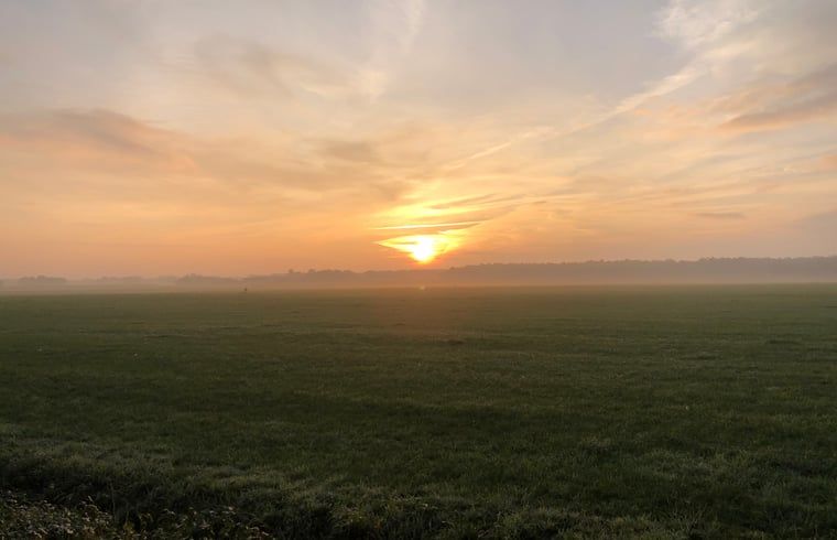 Adembenemende zonsopgang boven de velden bij Vakantiehuis in Bergentheim, Vechtstreek, Overijssel.
