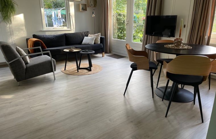 Modernes Wohnzimmer eines Ferienhauses in Lemele, Vechtstreek, Overijssel.