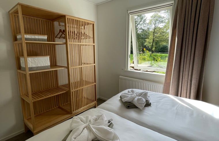 Schlafzimmer mit Gartenblick im Ferienhaus in Lemele, Vechtstreek, Overijssel.
