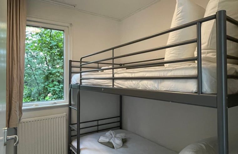 Etagenbett in einem gemuetlichen Zimmer eines Ferienhauses in Lemele, Vechtstreek, Overijssel.