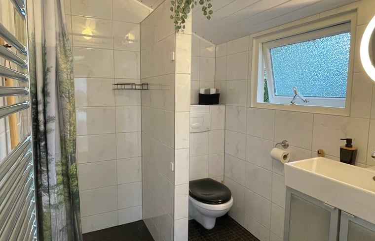 Modernes Badezimmer im Ferienhaus in Lemele, Vechtstreek, Overijssel.
