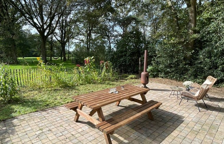 Aussenbereich mit Picknicktisch im Ferienhaus in Lemele, Vechtstreek, Overijssel.