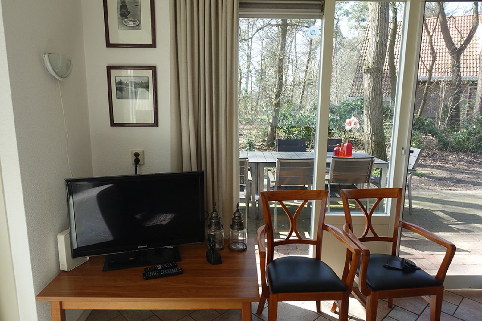 Eetkamer en keuken in vakantiehuis OV650, Lemele, ideaal voor familiediners.