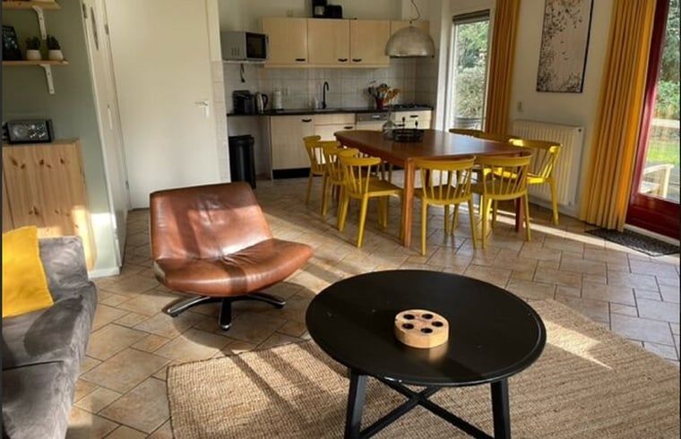 Open keuken en zithoek in vakantiehuis Huisje in Lemele, Overijssel voor een gezellige sfeer.